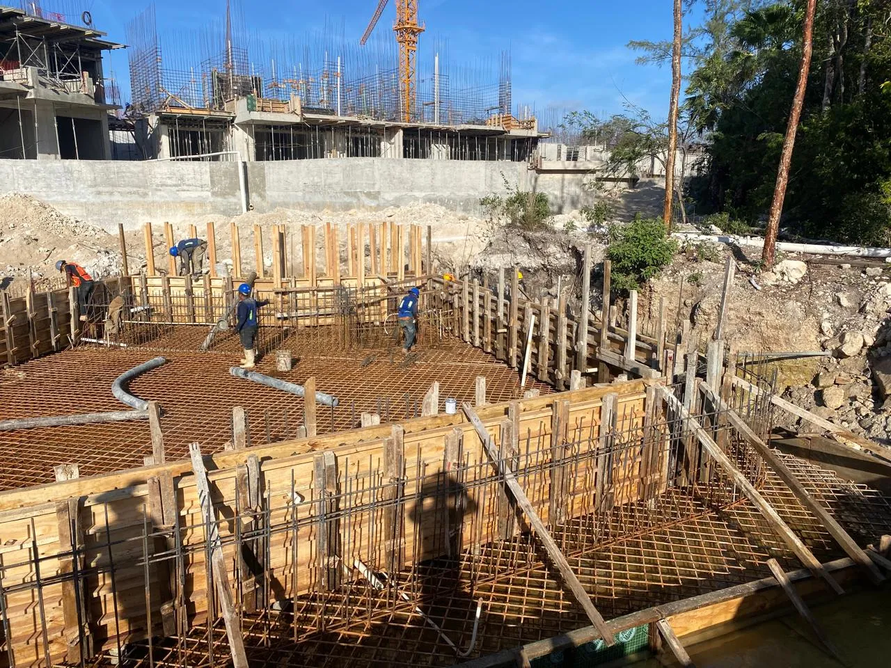 Estructura externa de piscina en obra