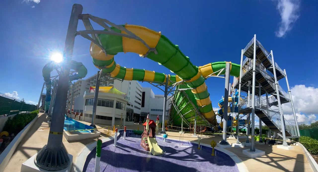 Tobogán instalado en Royalton Splash
